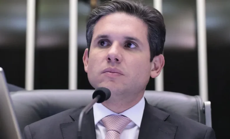 Hugo Motta aumenta urgências e esvazia comissões na Câmara