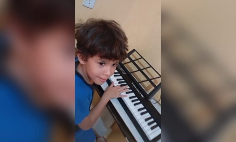 Criança autista ganha teclado em Goiás e impressiona