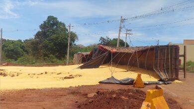 Motorista embriagado tomba carreta de milho em Rio Verde