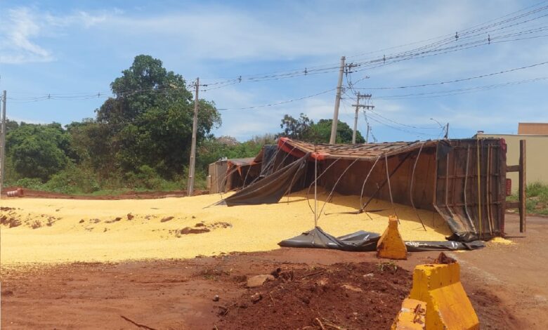 Motorista embriagado tomba carreta de milho em Rio Verde