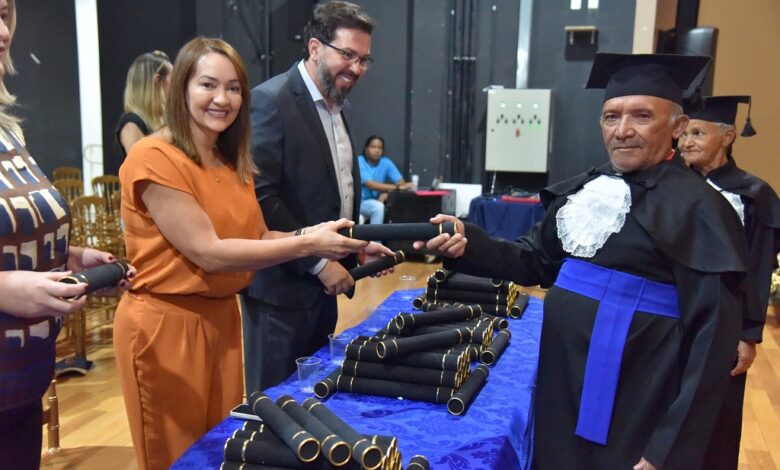 Alfabetização em Aparecida forma 199 jovens e idosos