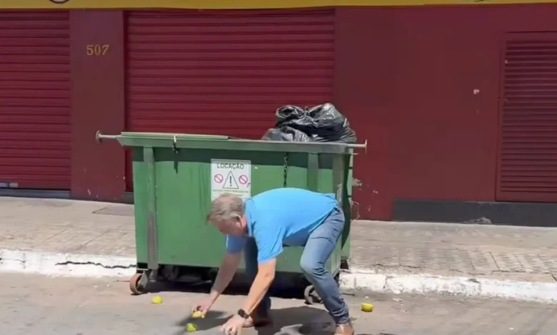 Sandro Mabel recolhe lixo em Goiânia e critica descarte