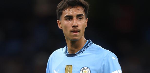 Vitor Reis deixa Manchester City após conselho de Guardiola