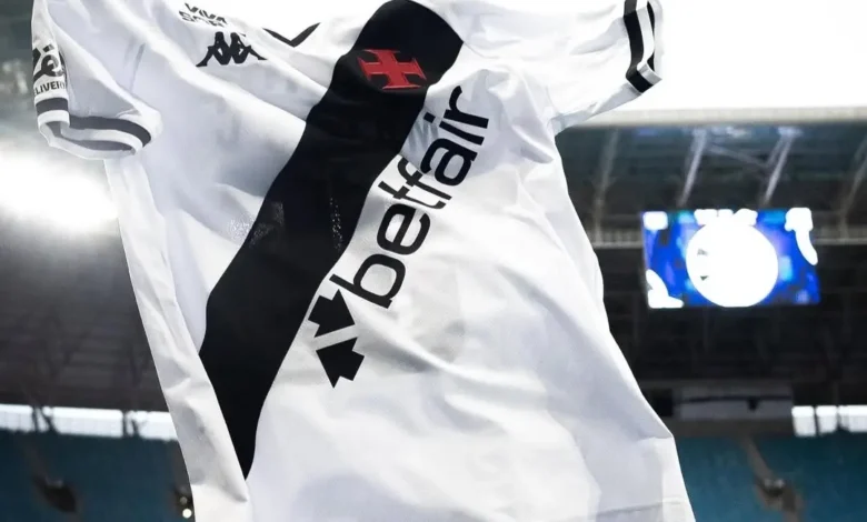 Torcida organizada do Vasco cobra elenco e apoia Diniz