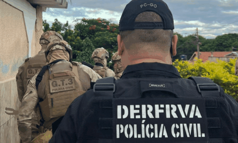 Polícia Civil encontra galpões clandestinos de caminhões