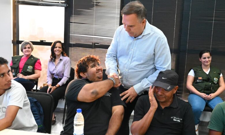 Mabel se reúne com ambulantes para apresentar cartilha de regras