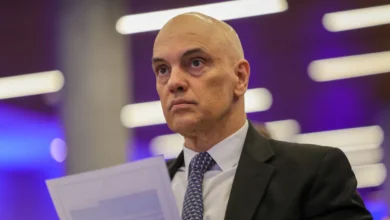 Oposição interrompe recesso para pedir impeachment de Moraes