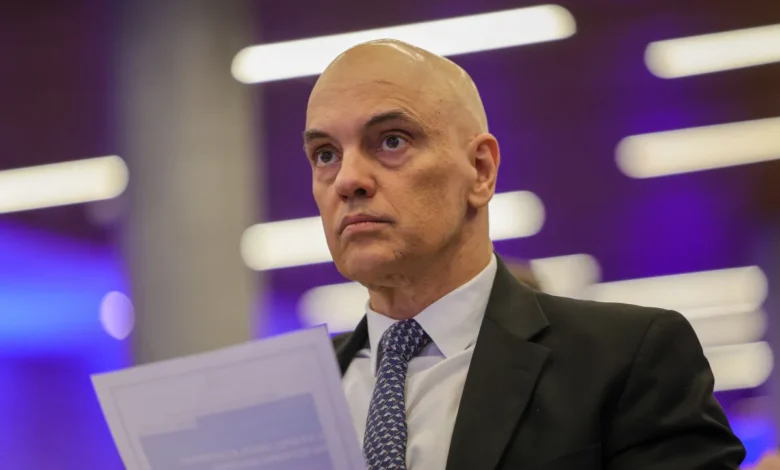 Oposição interrompe recesso para pedir impeachment de Moraes