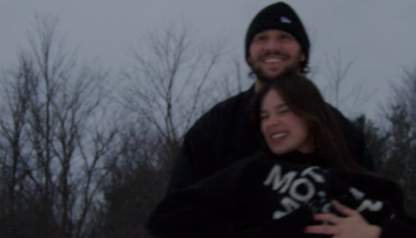 Hailee Steinfeld anuncia gravidez do primeiro filho aos 29