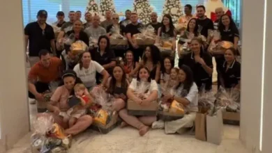 Virginia Fonseca confraterniza com 30 funcionários em Goiânia