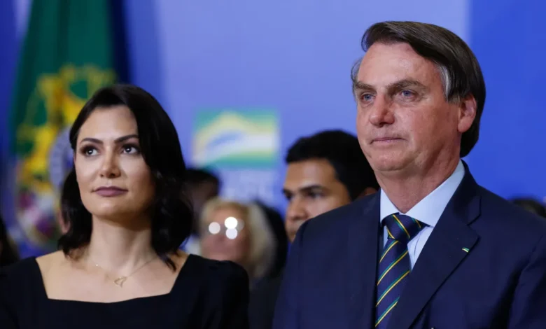 Michelle Bolsonaro inicia acompanhamento de Jair no hospital