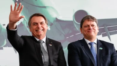 Bolsonaro e Tarcísio de Freitas discutem estratégia eleitoral em encontro