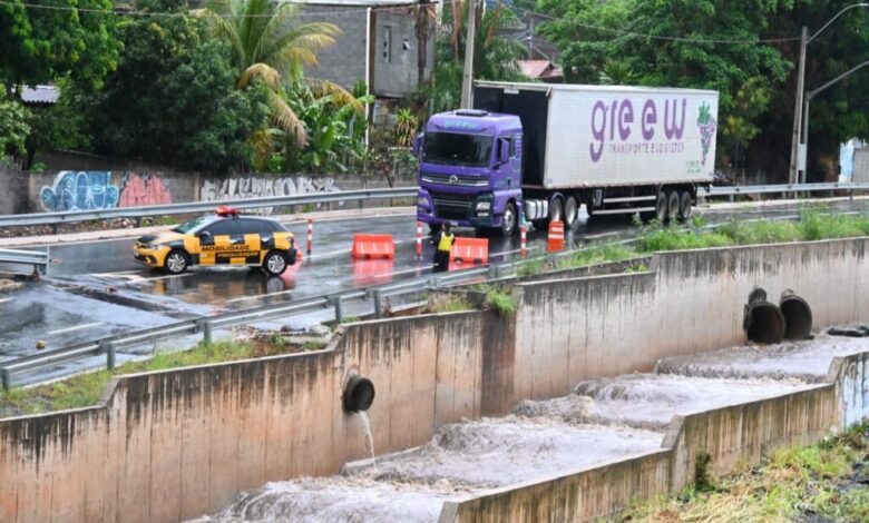 Temporal atinge Goiânia e mobiliza agentes em cruzamentos críticos