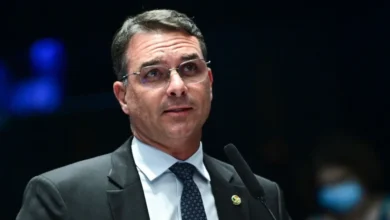Flávio Bolsonaro articula palanque alternativo no PP contra Tarcísio