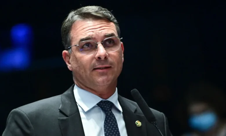 Flávio Bolsonaro articula palanque alternativo no PP contra Tarcísio
