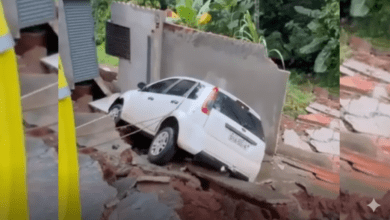 Veículo cai em cratera durante desmoronamento de residências em Goiânia