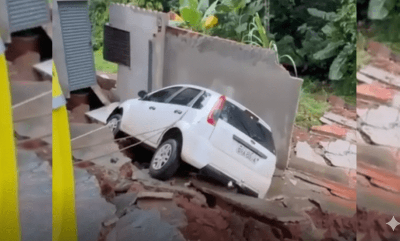 Veículo cai em cratera durante desmoronamento de residências em Goiânia