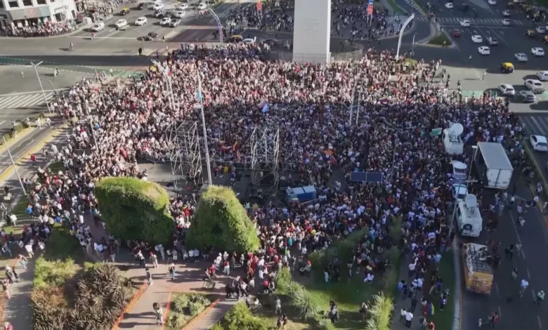 Venezuelanos celebram detenção de maduro em manifestação em Buenos Aires