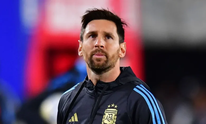 A escalada de tensões no Oriente Médio, acentuada pelos bombardeios iranianos em resposta a ataques dos Estados Unidos, coloca em risco a realização da Finalíssima. O confronto entre Argentina, atual campeã da Copa América, e Espanha, vencedora da Eurocopa, está sob ameaça de novo adiamento devido à instabilidade na região. O evento está agendado para 27 de março no estádio Lusail, no Qatar. A sede foi um dos alvos de monitoramento após as ofensivas registradas no último sábado (28). O diretor-geral da Fifa, Mattias Grafstrom, confirmou a realização de reuniões de emergência para avaliar a segurança de competições internacionais, incluindo o ciclo da Copa do Mundo. Impacto no calendário esportivo A Fifa informou que acompanha os desdobramentos diplomáticos e militares de perto. A partida já enfrenta dificuldades logísticas históricas. Originalmente prevista para 2025, a disputa entre sul-americanos e europeus foi postergada por falta de datas disponíveis no calendário internacional. Cerca de 90 mil ingressos foram comercializados para o jogo em Lusail. A nova data, escolhida para viabilizar o encontro entre as seleções, agora depende da evolução do conflito. A segurança das delegações e dos torcedores é o principal ponto de análise das entidades envolvidas. No Irã, o cenário esportivo também projeta isolamento. O presidente da Federação Iraniana de Futebol, Mehdi Taj, afirmou em transmissão na TV estatal que a participação do país na próxima Copa do Mundo é incerta. Segundo o dirigente, o contexto bélico atual dificulta a manutenção dos planos esportivos da seleção nacional. Taj declarou que a decisão final cabe aos órgãos diretivos do esporte, mas demonstrou pessimismo quanto à viabilidade de competição sob o atual estado de hostilidades. A declaração reforça a pressão sobre as entidades internacionais para uma definição sobre os eventos sediados ou disputados no eixo do conflito.