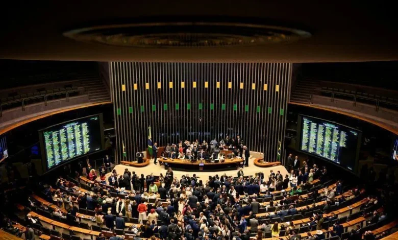 Tentativa de ampliar bônus para 580 servidores falha na Câmara