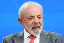 O número de brasileiros que desaprovam o presidente Luiz Inácio Lula da Silva (PT) chegou a 61%, alcançando seu maior patamar em um período de dois anos, de acordo com um levantamento do PoderData, divulgado nesta quarta-feira (25). nO instituto considerou como início da série histórica o mês de março de 2024, quando a pesquisa começou a ser feita a partir de duas perguntas: se o eleitor aprova ou desaprova o desempenho pessoal do presidente e o do governo, separadamente. nDois anos atrás, 50% dos eleitores desaprovavam Lula, o que representa um aumento de 11 pontos percentuais no período.nnEm contrapartida, 31% aprovam o chefe do Executivo. No mesmo período de 2024, 39% aprovavam o presidente — 8 pontos percentuais a mais do que os resultados atuais. Outros 8% não sabem.nnA desaprovação de Lula é maior do que a do seu governo. São 57% dos brasileiros que reprovam a gestão petista, enquanto 37% aprovam. Outros 6% não sabem. nMetodologia nA pesquisa PoderData entrevistou 2.500 eleitores no país, entre os dias 21 e 23 de março, por telefone. A margem de erro do levantamento é de 2 pontos percentuais, para mais ou para menos, com intervalo de confiança de 95%. nApesar de ser ano eleitoral, o levantamento não tem registro no TSE (Tribunal Superior Eleitoral), por não se tratar de uma pesquisa de intenção de voto.nhttps://www.youtube.com/watch?v=x1KfN6IU7M8&pp=0gcJCdYKAYcqIYzv