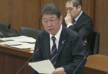 O Japão poderá considerar o envio de suas forças armadas para a desminagem no Estreito de Ormuz, uma via vital para o abastecimento global de petróleo, caso um cessar-fogo seja alcançado na guerra entre Estados Unidos e Israel contra o Irã, afirmou o ministro das Relações Exteriores, Toshimitsu Motegi, neste domingo (22).n"Se houvesse um cessar-fogo completo, hipoteticamente falando, então coisas como a desminagem poderiam surgir", disse Motegi durante um programa da Fuji TV. "Isso é puramente hipotético, mas se um cessar-fogo fosse estabelecido e as minas navais estivessem criando um obstáculo, então eu acho que isso seria algo a se considerar."nAs ações militares do Japão são limitadas pela sua constituição pacifista do pós-guerra, mas a legislação de segurança de 2015 permite que o Japão utilize suas Forças de Autodefesa no exterior se um ataque, inclusive contra um parceiro de segurança próximo, ameaçar a sobrevivência do Japão e não houver outros meios disponíveis para lidar com a situação.nTóquio não tem planos imediatos para buscar acordos que permitam a passagem de navios japoneses retidos pelo Estreito de Ormuz, disse Motegi, acrescentando que é "extremamente importante" criar condições que permitam a todas as embarcações para navegar pela via, por onde passa um quinto das remessas de petróleo do mundo.nnO ministro das Relações Exteriores do Irã, Abbas Araqchi, disse à agência de notícias japonesa Kyodo na sexta-feira (20) que havia conversado com Motegi sobre a possibilidade de permitir a passagem de embarcações ligadas ao Japão pelo estreito.nO Japão recebe cerca de 90% de seus carregamentos de petróleo pelo estreito, que Teerã fechou em grande parte durante a guerra, que já dura quatro semanas. Uma alta nos preços globais do petróleo levou o Japão e outros países a liberarem petróleo de suas reservas.nO presidente dos EUA, Donald Trump, se encontrou na quinta-feira (19) com a primeira-ministra japonesa, Sanae Takaichi, instando-a a "intensificar os esforços", enquanto pressiona os aliados - até agora sem sucesso - para enviarem navios de guerra para ajudar a abrir o estreito.nApós a cúpula em Washington, Takaichi disse a jornalistas que havia informado Trump sobre quais tipos de apoio que o Japão poderia fornecer no estreito e quais ações não seriam autorizadas, de acordo com suas leis.