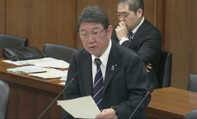 O Japão poderá considerar o envio de suas forças armadas para a desminagem no Estreito de Ormuz, uma via vital para o abastecimento global de petróleo, caso um cessar-fogo seja alcançado na guerra entre Estados Unidos e Israel contra o Irã, afirmou o ministro das Relações Exteriores, Toshimitsu Motegi, neste domingo (22).n"Se houvesse um cessar-fogo completo, hipoteticamente falando, então coisas como a desminagem poderiam surgir", disse Motegi durante um programa da Fuji TV. "Isso é puramente hipotético, mas se um cessar-fogo fosse estabelecido e as minas navais estivessem criando um obstáculo, então eu acho que isso seria algo a se considerar."nAs ações militares do Japão são limitadas pela sua constituição pacifista do pós-guerra, mas a legislação de segurança de 2015 permite que o Japão utilize suas Forças de Autodefesa no exterior se um ataque, inclusive contra um parceiro de segurança próximo, ameaçar a sobrevivência do Japão e não houver outros meios disponíveis para lidar com a situação.nTóquio não tem planos imediatos para buscar acordos que permitam a passagem de navios japoneses retidos pelo Estreito de Ormuz, disse Motegi, acrescentando que é "extremamente importante" criar condições que permitam a todas as embarcações para navegar pela via, por onde passa um quinto das remessas de petróleo do mundo.nnO ministro das Relações Exteriores do Irã, Abbas Araqchi, disse à agência de notícias japonesa Kyodo na sexta-feira (20) que havia conversado com Motegi sobre a possibilidade de permitir a passagem de embarcações ligadas ao Japão pelo estreito.nO Japão recebe cerca de 90% de seus carregamentos de petróleo pelo estreito, que Teerã fechou em grande parte durante a guerra, que já dura quatro semanas. Uma alta nos preços globais do petróleo levou o Japão e outros países a liberarem petróleo de suas reservas.nO presidente dos EUA, Donald Trump, se encontrou na quinta-feira (19) com a primeira-ministra japonesa, Sanae Takaichi, instando-a a "intensificar os esforços", enquanto pressiona os aliados - até agora sem sucesso - para enviarem navios de guerra para ajudar a abrir o estreito.nApós a cúpula em Washington, Takaichi disse a jornalistas que havia informado Trump sobre quais tipos de apoio que o Japão poderia fornecer no estreito e quais ações não seriam autorizadas, de acordo com suas leis.