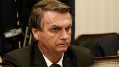 O ex-presidente Jair Bolsonaro (PL) apresentou melhora da função renal, segundo boletim médico divulgado pelo Hospital DF Star neste domingo (15).nBolsonaro está internado na UTI (Unidade de Terapia Intensiva) do Hospital DF Star, em Brasília, desde sexta-feira (13). Exames de imagem e laboratoriais confirmaram o diagnóstico de broncopneumonia bacteriana bilateral, causada pela aspiração de líquido do estômago.nEle deu entrada na unidade hospitalar após apresentar febre alta, queda na saturação de oxigênio, sudorese e calafrios. O ex-presidente segue sem previsão de deixar a UTI. A equipe médica acredita que Bolsonaro permaneça internado por ao menos 7 dias.nVeja a íntegra do boletimnBrasília, 15 de março de 2026 - O ex-presidente Jair Messias Bolsonaro permanece internado na Unidade de Terapia Intensiva do hospital DF Star em tratamento de pneumonia bacteriana bilateral decorrente de episódio de broncoaspiração. Evoluiu com estabilidade clínica e melhora da função renal, porém com nova elevação dos marcadores inflamatórios no sangue. Em decorrência destas alterações, houve necessidade de ampliar a cobertura dos antibióticos. Segue com suporte clínico intensivo e com intensificação da fisioterapia respiratória e motora. Não há previsão de alta da UTI neste momento.nEm atualização.