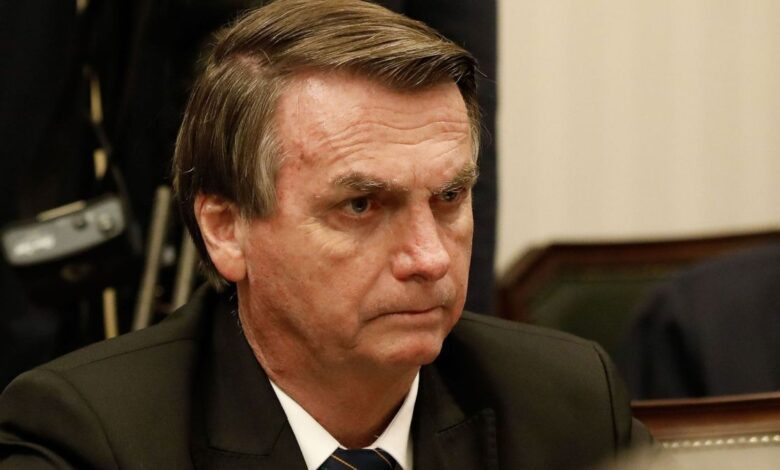 O ex-presidente Jair Bolsonaro (PL) apresentou melhora da função renal, segundo boletim médico divulgado pelo Hospital DF Star neste domingo (15).nBolsonaro está internado na UTI (Unidade de Terapia Intensiva) do Hospital DF Star, em Brasília, desde sexta-feira (13). Exames de imagem e laboratoriais confirmaram o diagnóstico de broncopneumonia bacteriana bilateral, causada pela aspiração de líquido do estômago.nEle deu entrada na unidade hospitalar após apresentar febre alta, queda na saturação de oxigênio, sudorese e calafrios. O ex-presidente segue sem previsão de deixar a UTI. A equipe médica acredita que Bolsonaro permaneça internado por ao menos 7 dias.nVeja a íntegra do boletimnBrasília, 15 de março de 2026 - O ex-presidente Jair Messias Bolsonaro permanece internado na Unidade de Terapia Intensiva do hospital DF Star em tratamento de pneumonia bacteriana bilateral decorrente de episódio de broncoaspiração. Evoluiu com estabilidade clínica e melhora da função renal, porém com nova elevação dos marcadores inflamatórios no sangue. Em decorrência destas alterações, houve necessidade de ampliar a cobertura dos antibióticos. Segue com suporte clínico intensivo e com intensificação da fisioterapia respiratória e motora. Não há previsão de alta da UTI neste momento.nEm atualização.