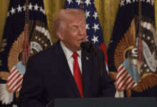 O presidente dos Estados Unidos, Donald Trump, disse que enviará agentes do ICE (Agência de Imigração e Alfândega dos EUA) na segunda-feira (23) para auxiliar os funcionários da TSA (Administração de Segurança de Transportes) nos aeroportos americanos.n"Na segunda-feira, o ICE irá aos aeroportos para ajudar nossos maravilhosos agentes da TSA que permaneceram em seus postos de trabalho", disse ele em uma publicação no Truth Social no domingo (22).nnNo sábado (21), Trump ameaçou enviar agentes do ICE aos aeroportos na segunda-feira, caso os democratas no Congresso não concordem imediatamente em financiar a segurança aeroportuária e encerrem a paralisação do DHS (Departamento de Segurança Interna).nO shutdown do departamento, que é responsável pela polícia migratória dos EUA, já dura 37 dias.nhttps://stories.cnnbrasil.com.br/internacional/ice-conheca-a-estrutura-do-servico-de-imigracao-dos-eua/