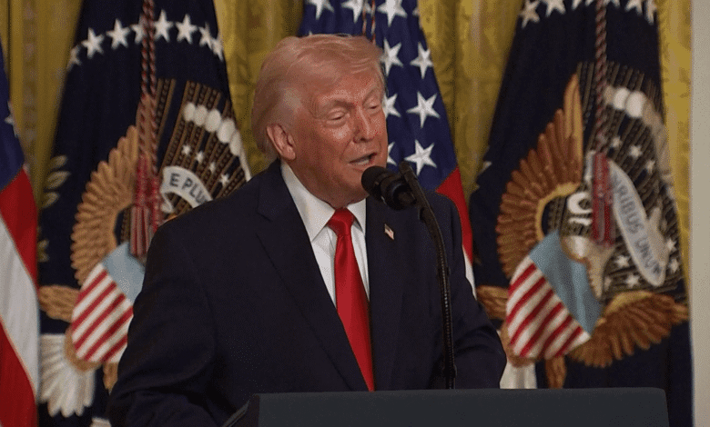 O presidente dos Estados Unidos, Donald Trump, disse que enviará agentes do ICE (Agência de Imigração e Alfândega dos EUA) na segunda-feira (23) para auxiliar os funcionários da TSA (Administração de Segurança de Transportes) nos aeroportos americanos.n"Na segunda-feira, o ICE irá aos aeroportos para ajudar nossos maravilhosos agentes da TSA que permaneceram em seus postos de trabalho", disse ele em uma publicação no Truth Social no domingo (22).nnNo sábado (21), Trump ameaçou enviar agentes do ICE aos aeroportos na segunda-feira, caso os democratas no Congresso não concordem imediatamente em financiar a segurança aeroportuária e encerrem a paralisação do DHS (Departamento de Segurança Interna).nO shutdown do departamento, que é responsável pela polícia migratória dos EUA, já dura 37 dias.nhttps://stories.cnnbrasil.com.br/internacional/ice-conheca-a-estrutura-do-servico-de-imigracao-dos-eua/