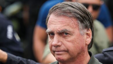 O ex-presidente Jair Bolsonaro (PL) deve ficar internado no Hospital DF Star, em Brasília, por pelo menos uma semana. A previsão é de médicos que acompanham o quadro de saúde de Bolsonaro.nTudo depende da evolução clínica de Bolsonaro, pontuam os profissionais ouvidos pela CNN. A nota oficial do hospital traz o diagnóstico de broncopneumonia bacteriana bilateral de provável origem aspirativa e a confirmação da entrada na UTI da unidade, "em tratamento com antibioticoterapia venosa e suporte clínico não invasivo".nBolsonaro tem 70 anos e um histórico de diversas cirurgias e procedimentos clínicos desde o episódio da facada, na eleição em 2018. No próximo dia 21, ele completará 71 anos.nO ex-presidente apresentou um quadro de febre alta, queda da saturação de oxigênio, sudorese e calafrios. A pneumonia é descrita como de provável origem aspirativa. Os sintomas foram descritos à CNN como agudos, ou seja, ocorreram de forma súbita.