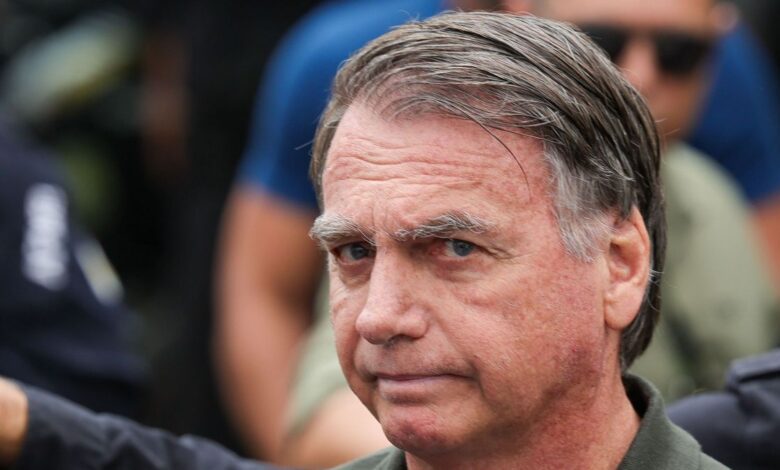 O ex-presidente Jair Bolsonaro (PL) deve ficar internado no Hospital DF Star, em Brasília, por pelo menos uma semana. A previsão é de médicos que acompanham o quadro de saúde de Bolsonaro.nTudo depende da evolução clínica de Bolsonaro, pontuam os profissionais ouvidos pela CNN. A nota oficial do hospital traz o diagnóstico de broncopneumonia bacteriana bilateral de provável origem aspirativa e a confirmação da entrada na UTI da unidade, "em tratamento com antibioticoterapia venosa e suporte clínico não invasivo".nBolsonaro tem 70 anos e um histórico de diversas cirurgias e procedimentos clínicos desde o episódio da facada, na eleição em 2018. No próximo dia 21, ele completará 71 anos.nO ex-presidente apresentou um quadro de febre alta, queda da saturação de oxigênio, sudorese e calafrios. A pneumonia é descrita como de provável origem aspirativa. Os sintomas foram descritos à CNN como agudos, ou seja, ocorreram de forma súbita.