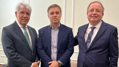 Em meio à crise envolvendo o Banco Master no STF (Supremo Tribunal Federal), o ministro André Mendonça, novo relator do caso, recebeu orações da igreja Presbiteriana de Pinheiros, em São Paulo, onde atua como pastor auxiliar.nNas redes sociais, os pastores Hernandes Dias Lopes e Arival Dias Casimiro publicaram uma foto com o ministro junto com a seguinte mensagem: “Estamos em oração pela vida do reverendo André Mendonça. Ore conosco!”.nO ministro foi indicado ao Supremo em 2021 pelo então presidente Jair Bolsonaro (PL), que o chamava de “terrivelmente evangélico”.nnMendonça assumiu a relatoria do caso Master no último dia 12, após uma reunião reservada em que o ministro Dias Toffoli, então relator do processo, deixou o caso.nCom a redistribuição, Mendonça passou a conduzir as investigações relacionadas ao banco.nNa tarde de sexta-feira (6), o ministro abriu um inquérito para investigar a origem de vazamentos de informações que estavam no celular do banqueiro Daniel Vorcaro, apreendido pela PF (Polícia Federal). 
