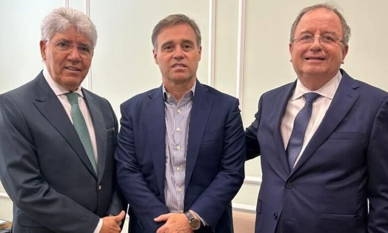 Em meio à crise envolvendo o Banco Master no STF (Supremo Tribunal Federal), o ministro André Mendonça, novo relator do caso, recebeu orações da igreja Presbiteriana de Pinheiros, em São Paulo, onde atua como pastor auxiliar.nNas redes sociais, os pastores Hernandes Dias Lopes e Arival Dias Casimiro publicaram uma foto com o ministro junto com a seguinte mensagem: “Estamos em oração pela vida do reverendo André Mendonça. Ore conosco!”.nO ministro foi indicado ao Supremo em 2021 pelo então presidente Jair Bolsonaro (PL), que o chamava de “terrivelmente evangélico”.nnMendonça assumiu a relatoria do caso Master no último dia 12, após uma reunião reservada em que o ministro Dias Toffoli, então relator do processo, deixou o caso.nCom a redistribuição, Mendonça passou a conduzir as investigações relacionadas ao banco.nNa tarde de sexta-feira (6), o ministro abriu um inquérito para investigar a origem de vazamentos de informações que estavam no celular do banqueiro Daniel Vorcaro, apreendido pela PF (Polícia Federal). 