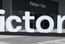 Uma operação da Polícia Federal (PF) na manhã desta quarta-feira (25) tem como alvo o CEO do Grupo Fictor, Rafael Góis. A ação investiga uma organização criminosa especializada em fraudes bancárias na Caixa Econômica Federal. Os prejuízos podem ultrapassar R$ 500 milhões.nA holding administrada por Góis é conhecida no mercado financeiro não apenas pelos serviços que oferece, mas também por sua ligação com o Banco Master, após uma tentativa de aquisição da instituição em novembro do ano passado.nnAtualmente, a empresa enfrenta um processo de recuperação judicial, com compromissos que somam cerca de R$ 4 bilhões.nFundada em 2007, a Fictor surgiu com a proposta de atuar como uma empresa de soluções tecnológicas. Cinco anos depois, recebeu seu primeiro investimento em private equity, o que impulsionou seu crescimento. Em 2016, iniciou a expansão de seu portfólio e, em 2018, passou a atuar nos setores de commodities e agronegócio.nA partir de 2022, a Fictor passou a operar como holding, reunindo dez empresas sob sua gestão. Em 2024, ingressou no setor de energia com a criação da Fictor Energia e passou a ter ações negociadas na B3, sob o ticker FICT3, por meio de um IPO reverso. No mesmo ano, lançou a FictorPay, voltada a soluções financeiras e crédito.nEm 2025, a companhia deu mais um passo em sua expansão internacional, com a abertura de escritórios em Miami (Estados Unidos) e Lisboa (Portugal).nAtualmente, a Fictor atua nos seguintes segmentos:nIndústria alimentíciann Fictor Alimentos S.A.n Fictor Alimentos Ltda.n Dr. FoodsnnServiços financeirosnnFictor AssetnFictorPaynnInfraestruturannFictor Real StatenFictor EnergiannSegundo a empresa, seu propósito é se posicionar como referência em gestão, com base em “inteligência de mercado, análise rigorosa e visão de longo prazo para gerar valor e fortalecer a Fictor como líder no setor de investimentos”.nA holding também ganhou visibilidade ao atuar como patrocinadora do Palmeiras, desde as categorias de base até o time profissional. Em março de 2025, foi anunciado um acordo de R$ 30 milhões por temporada, com duração de três anos, prorrogável por mais um.nÀ época, a presidente do clube, Leila Pereira, afirmou que a parceria fortaleceria as categorias de base e que ambas as partes colheriam “grandes frutos com esta união”.nApós essa iniciativa, a Fictor expandiu sua atuação no esporte e passou a patrocinar também o atletismo. O acordo, de R$ 21 milhões até 2029, tornou-se o maior patrocínio privado da história da Confederação Brasileira de Atletismo (CBAt).nRecuperação judicial e caso MasternEm 1º de fevereiro de 2026, a Fictor entrou em seu capítulo mais recente, ainda sem desfecho. Segundo a empresa, o pedido de recuperação judicial foi motivado por uma crise de liquidez decorrente da tentativa de aquisição do Banco Master, em novembro de 2025.nNo processo, a companhia informou ter recebido R$ 3 bilhões em aportes de sócios até 17 de novembro, um dia antes da liquidação do Banco Master. A partir dessa data, houve uma onda de pedidos de resgate que, até 31 de janeiro, alcançou cerca de 71,38% do montante inicialmente investido.nAlém da retirada de recursos, o grupo relatou impacto direto no valor de mercado de suas empresas. As ações da Fictor Alimentos S.A., subsidiária listada na B3, registraram queda de aproximadamente 50% entre 17 de novembro e 1º de fevereiro.nNo acumulado entre fevereiro e março, os papéis recuaram cerca de 30%. Apenas em março, a queda foi de 42%.nNão só as ações, mas também suas parcerias foram afetadas com o anúncio. Um dia após a divulgação da situação financeira da companhia, o Palmeiras anunciou a rescisão do contrato.nO clube justificou a rescisão por "inadimplemento contratual e do pedido de recuperação judicial realizado pelo grupo", além de anunciar que "o clube estuda as providências legais cabíveis para o recebimento dos valores devidos pela Fictor".