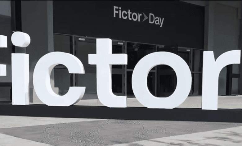 Uma operação da Polícia Federal (PF) na manhã desta quarta-feira (25) tem como alvo o CEO do Grupo Fictor, Rafael Góis. A ação investiga uma organização criminosa especializada em fraudes bancárias na Caixa Econômica Federal. Os prejuízos podem ultrapassar R$ 500 milhões.nA holding administrada por Góis é conhecida no mercado financeiro não apenas pelos serviços que oferece, mas também por sua ligação com o Banco Master, após uma tentativa de aquisição da instituição em novembro do ano passado.nnAtualmente, a empresa enfrenta um processo de recuperação judicial, com compromissos que somam cerca de R$ 4 bilhões.nFundada em 2007, a Fictor surgiu com a proposta de atuar como uma empresa de soluções tecnológicas. Cinco anos depois, recebeu seu primeiro investimento em private equity, o que impulsionou seu crescimento. Em 2016, iniciou a expansão de seu portfólio e, em 2018, passou a atuar nos setores de commodities e agronegócio.nA partir de 2022, a Fictor passou a operar como holding, reunindo dez empresas sob sua gestão. Em 2024, ingressou no setor de energia com a criação da Fictor Energia e passou a ter ações negociadas na B3, sob o ticker FICT3, por meio de um IPO reverso. No mesmo ano, lançou a FictorPay, voltada a soluções financeiras e crédito.nEm 2025, a companhia deu mais um passo em sua expansão internacional, com a abertura de escritórios em Miami (Estados Unidos) e Lisboa (Portugal).nAtualmente, a Fictor atua nos seguintes segmentos:nIndústria alimentíciann Fictor Alimentos S.A.n Fictor Alimentos Ltda.n Dr. FoodsnnServiços financeirosnnFictor AssetnFictorPaynnInfraestruturannFictor Real StatenFictor EnergiannSegundo a empresa, seu propósito é se posicionar como referência em gestão, com base em “inteligência de mercado, análise rigorosa e visão de longo prazo para gerar valor e fortalecer a Fictor como líder no setor de investimentos”.nA holding também ganhou visibilidade ao atuar como patrocinadora do Palmeiras, desde as categorias de base até o time profissional. Em março de 2025, foi anunciado um acordo de R$ 30 milhões por temporada, com duração de três anos, prorrogável por mais um.nÀ época, a presidente do clube, Leila Pereira, afirmou que a parceria fortaleceria as categorias de base e que ambas as partes colheriam “grandes frutos com esta união”.nApós essa iniciativa, a Fictor expandiu sua atuação no esporte e passou a patrocinar também o atletismo. O acordo, de R$ 21 milhões até 2029, tornou-se o maior patrocínio privado da história da Confederação Brasileira de Atletismo (CBAt).nRecuperação judicial e caso MasternEm 1º de fevereiro de 2026, a Fictor entrou em seu capítulo mais recente, ainda sem desfecho. Segundo a empresa, o pedido de recuperação judicial foi motivado por uma crise de liquidez decorrente da tentativa de aquisição do Banco Master, em novembro de 2025.nNo processo, a companhia informou ter recebido R$ 3 bilhões em aportes de sócios até 17 de novembro, um dia antes da liquidação do Banco Master. A partir dessa data, houve uma onda de pedidos de resgate que, até 31 de janeiro, alcançou cerca de 71,38% do montante inicialmente investido.nAlém da retirada de recursos, o grupo relatou impacto direto no valor de mercado de suas empresas. As ações da Fictor Alimentos S.A., subsidiária listada na B3, registraram queda de aproximadamente 50% entre 17 de novembro e 1º de fevereiro.nNo acumulado entre fevereiro e março, os papéis recuaram cerca de 30%. Apenas em março, a queda foi de 42%.nNão só as ações, mas também suas parcerias foram afetadas com o anúncio. Um dia após a divulgação da situação financeira da companhia, o Palmeiras anunciou a rescisão do contrato.nO clube justificou a rescisão por "inadimplemento contratual e do pedido de recuperação judicial realizado pelo grupo", além de anunciar que "o clube estuda as providências legais cabíveis para o recebimento dos valores devidos pela Fictor".