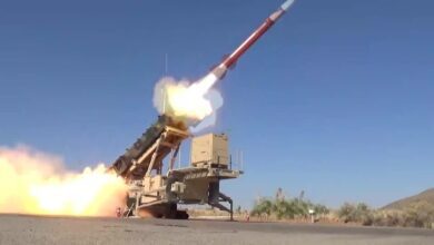 As defesas aéreas da Otan no Mediterrâneo derrubaram nesta sexta-feira (13) um terceiro míssil balístico lançado do Irã em direção à Turquia, informou o Ministério da Defesa turco, acrescentando que pediu esclarecimentos a Teerã.nO primeiro míssil balístico iraniano lançado contra a Turquia foi interceptado em 4 de março, seguido pelo segundo, derrubado em 9 de março. nSegundo o ministério, o primeiro míssil foi destruído antes de entrar no espaço aéreo turco, enquanto o segundo já havia cruzado a fronteira.nnOs ataques representam um teste crescente para Ancara e para a OTAN. A Turquia, que possui o segundo maior exército da aliança e faz fronteira com o Irã, se posicionou contra novos ataques e protestou formalmente a Teerã após cada incidente, mas não indicou que pretende acionar outros membros da Otan para proteção.n“Todas as medidas necessárias estão sendo tomadas de forma decisiva e sem hesitação contra qualquer ameaça ao território e ao espaço aéreo do nosso país. Consultas estão sendo conduzidas com o país relevante para esclarecer todos os aspectos do incidente”, disse o ministério em comunicado.nhttps://www.youtube.com/watch?v=TG1EpCx-5fQnAté o momento, o Irã não comentou os ataques, mas vem rejeitando repetidamente ter como alvo deliberadamente a Turquia em meio à guerra com os Estados Unidos e Israel.nApós os incidentes, a Otan reforçou suas defesas antimísseis na região e desdobrou um sistema de defesa aérea Patriot americano na província turca de Malatya, no sudeste do país, para aumentar a proteção da base de radar de Kurecik, utilizada pela aliança.nhttps://stories.cnnbrasil.com.br/internacional/analise-a-situacao-da-russia-em-meio-a-guerra-no-oriente-medio/