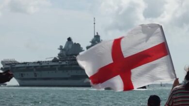 Um dos dois porta-aviões britânicos foi colocado em estado de prontidão reforçado, "reduzindo o tempo necessário para zarpar para qualquer missão", disse um porta-voz do Ministério da Defesa à CNN.nIsso não significa que o governo britânico tenha decidido mobilizar o HMS Prince of Wales, nem que o navio de guerra não possa ser envolvido em outras missões planejadas, segundo informações da CNN. Significa simplesmente que o porta-aviões levaria menos tempo para ser mobilizado.nO HMS Prince of Wales estava programado para participar de um exercício da OTAN ainda este ano, como parte do esforço da aliança para dissuadir a Rússia, disse o Ministério da Defesa no mês passado.nnA mudança de status do porta-aviões ocorre após o governo ter sido criticado pela demora no envio de um navio de guerra para ajudar na defesa do Chipre.nEmbora o primeiro-ministro Keir Starmer tenha anunciado na terça-feira que o Reino Unido enviaria um navio de guerra para a ilha mediterrânea, ele ainda não havia zarpado até a tarde de sábado, de acordo com sites de rastreamento marítimo.nO Ministério da Defesa britânico também anunciou que os EUA começaram a usar bases britânicas “para operações defensivas específicas a fim de impedir que o Irã lance mísseis na região” e confirmou que jatos britânicos continuam sobrevoando a Jordânia, o Catar e o Chipre “em defesa dos interesses britânicos e de seus aliados”.nStarmer procurou distinguir entre as operações ofensivas e defensivas dos americanos e, inicialmente, negou aos EUA a permissão para usar bases britânicas para ataques ofensivos contra o Irã.nhttps://stories.cnnbrasil.com.br/internacional/conheca-os-grupos-aliados-do-ira-contra-israel-e-eua-no-oriente-medio/