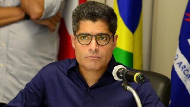 Relatórios de Inteligência Financeira do Coaf (Conselho de Controle de Atividades Financeiras) apontam que o ex-prefeito de Salvador, ACM Neto (União) recebeu R$ 3,6 milhões do Banco Master e da Reag –empresa gestora de fundos investimento investigada pela PF (Polícia Federal) por participação no esquema de desvio de recursos.nA informação foi revelada pelo jornal "O Globo" e confirmada pela CNN.nSegundo fontes, a empresa A&M Consultoria Ltda, da qual o vice-presidente do União Brasil é sócio, aparece três vezes na planilha do Banco Master, sendo duas como titular e uma vez como beneficiária.nnO capital de giro é de R$2.000,00 e o quadro societário é composto por ACM Neto como administrador e pela esposa do ex-prefeito como sócia. A atividade principal é descrita como prestação “de consultoria em gestão empresarial” e como atividade secundária uma atuação “de apoio à educação”.nDe acordo com dados do Coaf, de junho de 2023 a maio de 2024, a empresa de ACM Neto recebeu R$ 1,55 milhão em 11 repasses da Reag e R$ 1,34 milhão em nove repasses do Master, totalizando R$ 2,89 milhões.nEm um vídeo publicado no Instagram, ACM Neto disse que os “contratos foram feitos de forma transparente” e que não existia nenhuma suspeita de ilegalidade.n“Tem lá a nota fiscal emitida, tem o tributo recolhido e, principalmente, o serviço prestado. Quando os contratos foram feitos, essas empresas estavam entre as principais instituições financeiras do país. Não pairava sobre essas empresas nenhum tipo de investigação, de apuração, de dúvida, nada disso. E é claro, as atividades que eu realizei foram atividades absolutamente corretas e lícitas”, afirmou.nACM Neto disse que vai entrar com requerimento no STF (Supremo Tribunal Federal) pedindo apuração sobre vazamentos.nhttps://www.youtube.com/watch?v=Yy9nyP9XOm4