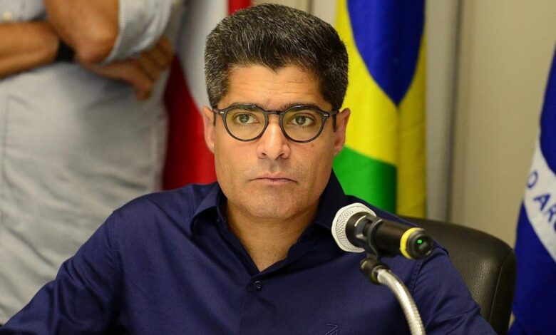 Relatórios de Inteligência Financeira do Coaf (Conselho de Controle de Atividades Financeiras) apontam que o ex-prefeito de Salvador, ACM Neto (União) recebeu R$ 3,6 milhões do Banco Master e da Reag –empresa gestora de fundos investimento investigada pela PF (Polícia Federal) por participação no esquema de desvio de recursos.nA informação foi revelada pelo jornal "O Globo" e confirmada pela CNN.nSegundo fontes, a empresa A&M Consultoria Ltda, da qual o vice-presidente do União Brasil é sócio, aparece três vezes na planilha do Banco Master, sendo duas como titular e uma vez como beneficiária.nnO capital de giro é de R$2.000,00 e o quadro societário é composto por ACM Neto como administrador e pela esposa do ex-prefeito como sócia. A atividade principal é descrita como prestação “de consultoria em gestão empresarial” e como atividade secundária uma atuação “de apoio à educação”.nDe acordo com dados do Coaf, de junho de 2023 a maio de 2024, a empresa de ACM Neto recebeu R$ 1,55 milhão em 11 repasses da Reag e R$ 1,34 milhão em nove repasses do Master, totalizando R$ 2,89 milhões.nEm um vídeo publicado no Instagram, ACM Neto disse que os “contratos foram feitos de forma transparente” e que não existia nenhuma suspeita de ilegalidade.n“Tem lá a nota fiscal emitida, tem o tributo recolhido e, principalmente, o serviço prestado. Quando os contratos foram feitos, essas empresas estavam entre as principais instituições financeiras do país. Não pairava sobre essas empresas nenhum tipo de investigação, de apuração, de dúvida, nada disso. E é claro, as atividades que eu realizei foram atividades absolutamente corretas e lícitas”, afirmou.nACM Neto disse que vai entrar com requerimento no STF (Supremo Tribunal Federal) pedindo apuração sobre vazamentos.nhttps://www.youtube.com/watch?v=Yy9nyP9XOm4