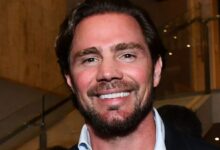 Advogados ouvidos pela CNN afirmam que uma eventual delação do ex-banqueiro Daniel Vorcaro pode resultar em novas investigações e na responsabilização penal das lideranças da suposta organização criminosa que o empresário chefiava.nVorcaro assinou na quinta-feira (19) um termo de confidencialidade com a PGR (Procuradoria-Geral da República) e com a PF (Polícia Federal) para firmar um acordo de delação premiada. O termo é considerado o primeiro passo para que o empresário possa, de fato, delatar.nPara a advogada criminalista e professora da FGV (Fundação Getúlio Vargas), Luísa Ferreira, o surgimento de novos alvos de investigação da PF é um dos desdobramentos mais prováveis da delação de Vorcaro, considerando a extensa rede de contatos que o dono do Banco Master tinha com políticos e autoridades.nn" Ao que tudo indica, ele tem muito a dizer e tem muito a informar sobre muitas pessoas [...] Muitas ações penais, muitas investigações serão geradas a partir dessa delação", explica Luísa Ferreira. Ela acrescenta que, com a colaboração do ex-banqueiro, é também possível obter a recuperação de bens, como pagamentos de propina ou valores que se encontram em contas no exterior de pessoas envolvidas em eventual organização criminosa.nAlém das fraudes envolvendo o Master, Vorcaro é acusado de chefiar uma organização criminosa que coagia e intimidava supostos "desafetos".nThiago Turbay, criminalista e sócio do escritório do Boaventura Turbay Advogados, tem avaliação semelhante. " Os desdobramentos serão a responsabilização penal das lideranças da organização criminosa e o amplo conhecimento dos fatos narrados", disse.nNo entanto, ambos afirmam que a eficácia da delação e seus eventuais desdobramentos só serão comprovados se Vorcaro oferecer elementos de corroboração suficientes.n"A eficácia da delação de Vorcaro, portanto, não será medida pela gravidade das suas palavras, mas pela qualidade das provas que ele será capaz de incorporar à investigação", destaca Turbay.nNa prática, para que o acordo seja válido, a colaboração precisa produzir resultados concretos, como a recuperação de dinheiro desviado ou a prevenção de novos crimes.nEventuais efeitos no SupremonÀ CNN, advogados que acompanham o caso afirmam que a ideia inicial de Vorcaro seria mirar políticos e poupar o STF (Supremo Tribunal Federal). No entanto, o relator do caso Master na Corte, ministro André Mendonça, já sinalizou a pessoas próximas ao magistrado relatam que ele não concordaria com uma colaboração que tentasse preservar outros integrantes do tribunal.nHá a expectativa – principalmente por parte da Oposição e de críticos do Supremo – que uma eventual delação de Vorcaro atinja a Corte. Mensagens identificadas no celular de Vorcaro pela PF mostraram diálogos que fazem referência a um suposto envolvimento dos ministros Dias Toffoli e Alexandre de Moraes com o ex-banqueiro.nSegundo Luísa Ferreira, não há registro de delações que afetaram ministros do Supremo anteriormente.nEla ressalta que, embora Mendonça tenha sinalizado que não aceitará uma delação "pela metade", não é o ministro quem conduz a colaboração.nA defesa de Vorcaro, de forma inédita, negocia o acordo com a PF e com a PGR. Normalmente, esse tipo de acordo é feito com um órgão ou outro – e não com ambos.n"O André Mendonça homologa, mas ele não tem controle de onde chega ou não a delação, nem o Vorcaro. O que acontece na prática é que as autoridades vão dizer: ‘Olha se você não falar exatamente qual a sua relação com o Alexandre de Moraes, a gente não vai te dar a delação’, ou não, ou a autoridade não pede isso", diz a criminalista.nA advogada acrescenta que o controle, em geral, de até onde vai a delação será feito pela PF e pela PGR. Cabe a ambos determinar se o acordo será ou não feito, com base no que for dito por Vorcaro.nAcordo de confidencialidade é a primeira etapanAté o momento, Vorcaro assinou apenas o acordo de confidencialidade, também chamado de acordo de sigilo. Isso não significa ainda que ele fará ou não a delação ou que, se fizer, ela será válida.nTurbay avalia que o acordo de confidencialidade inaugura a fase de negociação, mas não confere validade jurídica ao conteúdo produzido.nA delação não deve ser considerada uma prova por si só e precisa ser confirmada por outros elementos, o que o advogado chama de "confissão qualificada".n"Não basta o relato genérico. O colaborador deve aportar provas suficientes em favor da sua própria participação para o Estado oferecer vantagens como a redução de pena ou a exclusão de determinados tipos penais", destaca.nSe assinar o acordo, Vorcaro aceitará colaborar com a Justiça nas investigações envolvendo o Master em troca de benefícios envolvendo a sua pena. O banco é acusado de um esquema bilionário de fraudes no sistema financeiro.nhttps://www.youtube.com/watch?v=UveqFENL2nE