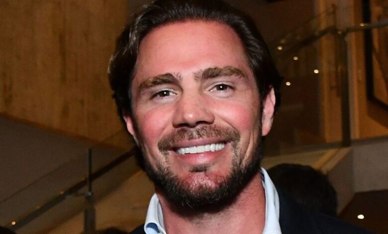 Advogados ouvidos pela CNN afirmam que uma eventual delação do ex-banqueiro Daniel Vorcaro pode resultar em novas investigações e na responsabilização penal das lideranças da suposta organização criminosa que o empresário chefiava.nVorcaro assinou na quinta-feira (19) um termo de confidencialidade com a PGR (Procuradoria-Geral da República) e com a PF (Polícia Federal) para firmar um acordo de delação premiada. O termo é considerado o primeiro passo para que o empresário possa, de fato, delatar.nPara a advogada criminalista e professora da FGV (Fundação Getúlio Vargas), Luísa Ferreira, o surgimento de novos alvos de investigação da PF é um dos desdobramentos mais prováveis da delação de Vorcaro, considerando a extensa rede de contatos que o dono do Banco Master tinha com políticos e autoridades.nn" Ao que tudo indica, ele tem muito a dizer e tem muito a informar sobre muitas pessoas [...] Muitas ações penais, muitas investigações serão geradas a partir dessa delação", explica Luísa Ferreira. Ela acrescenta que, com a colaboração do ex-banqueiro, é também possível obter a recuperação de bens, como pagamentos de propina ou valores que se encontram em contas no exterior de pessoas envolvidas em eventual organização criminosa.nAlém das fraudes envolvendo o Master, Vorcaro é acusado de chefiar uma organização criminosa que coagia e intimidava supostos "desafetos".nThiago Turbay, criminalista e sócio do escritório do Boaventura Turbay Advogados, tem avaliação semelhante. " Os desdobramentos serão a responsabilização penal das lideranças da organização criminosa e o amplo conhecimento dos fatos narrados", disse.nNo entanto, ambos afirmam que a eficácia da delação e seus eventuais desdobramentos só serão comprovados se Vorcaro oferecer elementos de corroboração suficientes.n"A eficácia da delação de Vorcaro, portanto, não será medida pela gravidade das suas palavras, mas pela qualidade das provas que ele será capaz de incorporar à investigação", destaca Turbay.nNa prática, para que o acordo seja válido, a colaboração precisa produzir resultados concretos, como a recuperação de dinheiro desviado ou a prevenção de novos crimes.nEventuais efeitos no SupremonÀ CNN, advogados que acompanham o caso afirmam que a ideia inicial de Vorcaro seria mirar políticos e poupar o STF (Supremo Tribunal Federal). No entanto, o relator do caso Master na Corte, ministro André Mendonça, já sinalizou a pessoas próximas ao magistrado relatam que ele não concordaria com uma colaboração que tentasse preservar outros integrantes do tribunal.nHá a expectativa – principalmente por parte da Oposição e de críticos do Supremo – que uma eventual delação de Vorcaro atinja a Corte. Mensagens identificadas no celular de Vorcaro pela PF mostraram diálogos que fazem referência a um suposto envolvimento dos ministros Dias Toffoli e Alexandre de Moraes com o ex-banqueiro.nSegundo Luísa Ferreira, não há registro de delações que afetaram ministros do Supremo anteriormente.nEla ressalta que, embora Mendonça tenha sinalizado que não aceitará uma delação "pela metade", não é o ministro quem conduz a colaboração.nA defesa de Vorcaro, de forma inédita, negocia o acordo com a PF e com a PGR. Normalmente, esse tipo de acordo é feito com um órgão ou outro – e não com ambos.n"O André Mendonça homologa, mas ele não tem controle de onde chega ou não a delação, nem o Vorcaro. O que acontece na prática é que as autoridades vão dizer: ‘Olha se você não falar exatamente qual a sua relação com o Alexandre de Moraes, a gente não vai te dar a delação’, ou não, ou a autoridade não pede isso", diz a criminalista.nA advogada acrescenta que o controle, em geral, de até onde vai a delação será feito pela PF e pela PGR. Cabe a ambos determinar se o acordo será ou não feito, com base no que for dito por Vorcaro.nAcordo de confidencialidade é a primeira etapanAté o momento, Vorcaro assinou apenas o acordo de confidencialidade, também chamado de acordo de sigilo. Isso não significa ainda que ele fará ou não a delação ou que, se fizer, ela será válida.nTurbay avalia que o acordo de confidencialidade inaugura a fase de negociação, mas não confere validade jurídica ao conteúdo produzido.nA delação não deve ser considerada uma prova por si só e precisa ser confirmada por outros elementos, o que o advogado chama de "confissão qualificada".n"Não basta o relato genérico. O colaborador deve aportar provas suficientes em favor da sua própria participação para o Estado oferecer vantagens como a redução de pena ou a exclusão de determinados tipos penais", destaca.nSe assinar o acordo, Vorcaro aceitará colaborar com a Justiça nas investigações envolvendo o Master em troca de benefícios envolvendo a sua pena. O banco é acusado de um esquema bilionário de fraudes no sistema financeiro.nhttps://www.youtube.com/watch?v=UveqFENL2nE