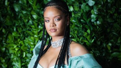 Uma mulher de 30 anos foi presa neste domingo (8) após disparar com arma de fogo contra a casa da cantora Rihanna em Beverly Hills, na Califórnia.nO Departamento de Polícia de Los Angeles confirmou que entre cinco e sete tiros foram disparados na residência no início desta tarde. Os disparos, no entanto, atingiram a cerca da propriedade, mas não a casa em si.nA Polícia de Los Angeles informou que não houve feridos no incidente, embora houvesse pessoas dentro da residência. Não ficou claro se a cantora e sua família estavam na residência no momento do tiroteio.nnA artista e empresária teve seu terceiro filho em setembro de 2025, após revelar a gravidez durante o Met Gala em maio do ano passado.nHá um ano, Rihanna disse que havia "desvendado o segredo" para seu nono álbum. Notícias recentes indicam que ela tem trabalhado em estúdio ultimamente; seu último álbum foi "Anti", lançado em 2016.