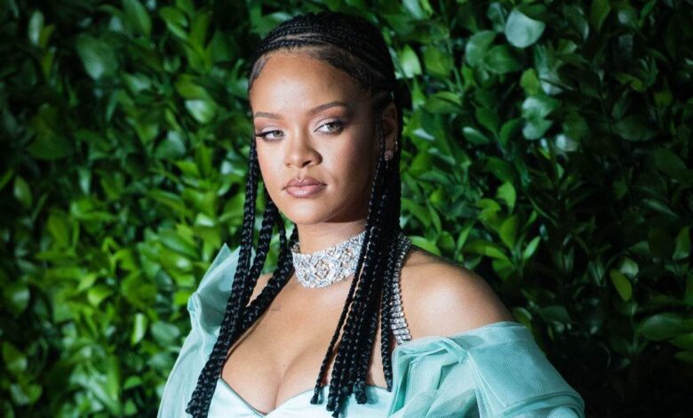 Uma mulher de 30 anos foi presa neste domingo (8) após disparar com arma de fogo contra a casa da cantora Rihanna em Beverly Hills, na Califórnia.nO Departamento de Polícia de Los Angeles confirmou que entre cinco e sete tiros foram disparados na residência no início desta tarde. Os disparos, no entanto, atingiram a cerca da propriedade, mas não a casa em si.nA Polícia de Los Angeles informou que não houve feridos no incidente, embora houvesse pessoas dentro da residência. Não ficou claro se a cantora e sua família estavam na residência no momento do tiroteio.nnA artista e empresária teve seu terceiro filho em setembro de 2025, após revelar a gravidez durante o Met Gala em maio do ano passado.nHá um ano, Rihanna disse que havia "desvendado o segredo" para seu nono álbum. Notícias recentes indicam que ela tem trabalhado em estúdio ultimamente; seu último álbum foi "Anti", lançado em 2016.