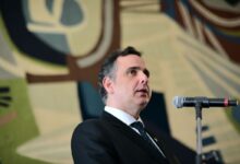 O senador Rodrigo Pacheco (PSD-MG) avalia se filiar ao PSB, nos próximos dias, para disputar como candidato ao governo de Minas Gerais.nA movimentação ocorre em meio ao avanço das negociações lideradas pelo presidente Luiz Inácio Lula da Silva (PT), que tem insistido na candidatura de Pacheco como principal aposta para formar um palanque competitivo no segundo maior colégio eleitoral do país.nPacheco é tratado como “plano A” do PT em Minas, embora o ex-presidente do Senado ainda evite confirmar publicamente sua entrada na disputa.nNos bastidores, a filiação ao PSB ganhou força após dificuldades nas tratativas com outras legendas. O MDB, por exemplo, já possui pré-candidato próprio no estado, o que inviabilizou a ida de Pacheco para o partido. Já o União Brasil enfrenta divisões internas, o que também complicou as negociações.nnNesse cenário, o PSB passou a ser visto como o caminho mais viável. A legenda oferece menor resistência interna e pode garantir a Pacheco uma candidatura sem disputas com correligionários, ainda que dependa da construção de alianças mais amplas para assegurar competitividade.nA aproximação entre Lula e Pacheco tem se intensificado nas últimas semanas e levantado suspeita de que a candidatura está fechada. O presidente chegou a confirmar a aliados que o acordo havia sido selado em uma conversa reservada, em fevereiro.nO senador acompanhou o presidente em agendas recentes em Minas Gerais, em movimentos interpretados como parte da estratégia para viabilizar a disputa ao governo estadual.nApesar das negativas públicas, Pacheco já admite a interlocutores que pode disputar o governo, desde que haja uma chapa considerada forte e competitiva. A avaliação dentro do governo é que sua candidatura seria fundamental para fortalecer o projeto de reeleição de Lula no estado.nAliados do senador também trabalham na construção de uma frente ampla em Minas Gerais, com a possível migração de integrantes de seu grupo político para o PSB, reforçando a estrutura partidária para a disputa.nhttps://www.youtube.com/watch?v=XI4j95yXTLs