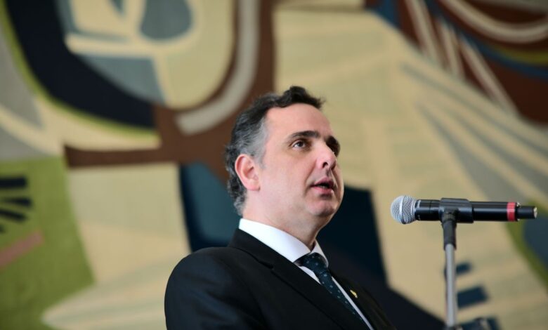 O senador Rodrigo Pacheco (PSD-MG) avalia se filiar ao PSB, nos próximos dias, para disputar como candidato ao governo de Minas Gerais.nA movimentação ocorre em meio ao avanço das negociações lideradas pelo presidente Luiz Inácio Lula da Silva (PT), que tem insistido na candidatura de Pacheco como principal aposta para formar um palanque competitivo no segundo maior colégio eleitoral do país.nPacheco é tratado como “plano A” do PT em Minas, embora o ex-presidente do Senado ainda evite confirmar publicamente sua entrada na disputa.nNos bastidores, a filiação ao PSB ganhou força após dificuldades nas tratativas com outras legendas. O MDB, por exemplo, já possui pré-candidato próprio no estado, o que inviabilizou a ida de Pacheco para o partido. Já o União Brasil enfrenta divisões internas, o que também complicou as negociações.nnNesse cenário, o PSB passou a ser visto como o caminho mais viável. A legenda oferece menor resistência interna e pode garantir a Pacheco uma candidatura sem disputas com correligionários, ainda que dependa da construção de alianças mais amplas para assegurar competitividade.nA aproximação entre Lula e Pacheco tem se intensificado nas últimas semanas e levantado suspeita de que a candidatura está fechada. O presidente chegou a confirmar a aliados que o acordo havia sido selado em uma conversa reservada, em fevereiro.nO senador acompanhou o presidente em agendas recentes em Minas Gerais, em movimentos interpretados como parte da estratégia para viabilizar a disputa ao governo estadual.nApesar das negativas públicas, Pacheco já admite a interlocutores que pode disputar o governo, desde que haja uma chapa considerada forte e competitiva. A avaliação dentro do governo é que sua candidatura seria fundamental para fortalecer o projeto de reeleição de Lula no estado.nAliados do senador também trabalham na construção de uma frente ampla em Minas Gerais, com a possível migração de integrantes de seu grupo político para o PSB, reforçando a estrutura partidária para a disputa.nhttps://www.youtube.com/watch?v=XI4j95yXTLs