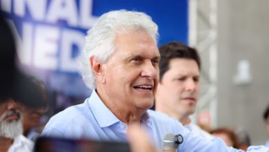 &nbsp;nO publicitário mineiro Paulo Vasconcellos, marqueteiro do governador de Goiás, Ronaldo Caiado (PSD), acredita ser possível quebrar a polarização entre o presidente Luiz Inácio Lula da Silva (PT) e o senador Flávio Bolsonaro (PL) na disputa presidencial com uma campanha que não seja baseada na ideologia.nCom a desistência do governador do Paraná, Ratinho Jr, o goiano se tornou o favorito da sigla para concorrer ao Palácio do Planalto.n“O eleitor vai acordar para o debate fora da ideologia. O debate ideológico pode levar o Brasil para uma quadra infeliz”, disse Vasconcellos à CNN.nnQuestionado se pretende preservar Flávio Bolsonaro, o marqueteiro disse que pretende fazer uma campanha “focada em entregas” e com foco na segurança pública.n“Existem muitas bandeiras comuns entre eles, sendo a principal tirar o PT do poder. Mas Flávio tem uma maneira de atuar e o Caiado outra. A campanha será focada em entregas”nVasconcellos é um veterano de disputas eleitorais. A primeira foi em 1989, quando a convite de Marcos Coimbra deixou a Coca - Cola, onde era diretor de marketing, para fazer os programas de TV que catapultaram Fernando Collor de Mello.nO marqueteiro também fez a campanha de Aécio Neves (PSDB) em 2014 e em 2022 de Cláudio Castro (PL) no Rio de Janeiro.nhttps://youtu.be/bFsfHxVkJuk?si=n17-7l1JJ6jMILWunhttps://youtu.be/bFsfHxVkJuk?si=n17-7l1JJ6jMILWu