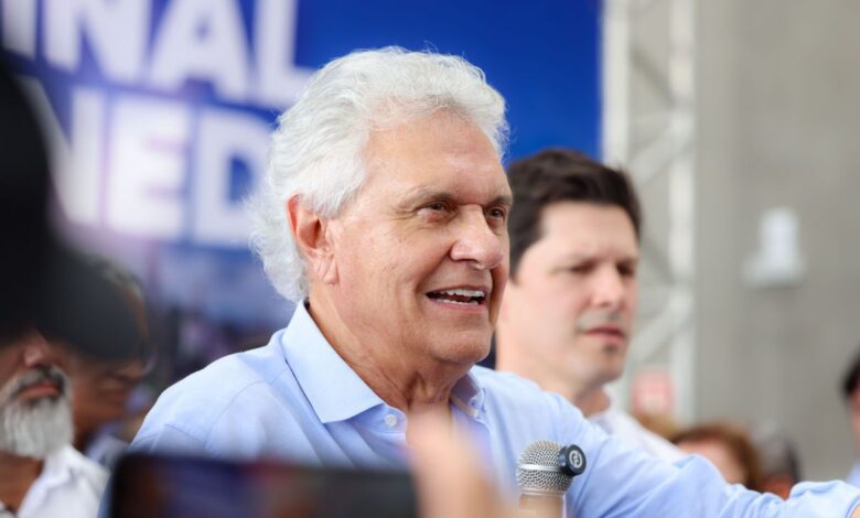 &nbsp;nO publicitário mineiro Paulo Vasconcellos, marqueteiro do governador de Goiás, Ronaldo Caiado (PSD), acredita ser possível quebrar a polarização entre o presidente Luiz Inácio Lula da Silva (PT) e o senador Flávio Bolsonaro (PL) na disputa presidencial com uma campanha que não seja baseada na ideologia.nCom a desistência do governador do Paraná, Ratinho Jr, o goiano se tornou o favorito da sigla para concorrer ao Palácio do Planalto.n“O eleitor vai acordar para o debate fora da ideologia. O debate ideológico pode levar o Brasil para uma quadra infeliz”, disse Vasconcellos à CNN.nnQuestionado se pretende preservar Flávio Bolsonaro, o marqueteiro disse que pretende fazer uma campanha “focada em entregas” e com foco na segurança pública.n“Existem muitas bandeiras comuns entre eles, sendo a principal tirar o PT do poder. Mas Flávio tem uma maneira de atuar e o Caiado outra. A campanha será focada em entregas”nVasconcellos é um veterano de disputas eleitorais. A primeira foi em 1989, quando a convite de Marcos Coimbra deixou a Coca - Cola, onde era diretor de marketing, para fazer os programas de TV que catapultaram Fernando Collor de Mello.nO marqueteiro também fez a campanha de Aécio Neves (PSDB) em 2014 e em 2022 de Cláudio Castro (PL) no Rio de Janeiro.nhttps://youtu.be/bFsfHxVkJuk?si=n17-7l1JJ6jMILWunhttps://youtu.be/bFsfHxVkJuk?si=n17-7l1JJ6jMILWu