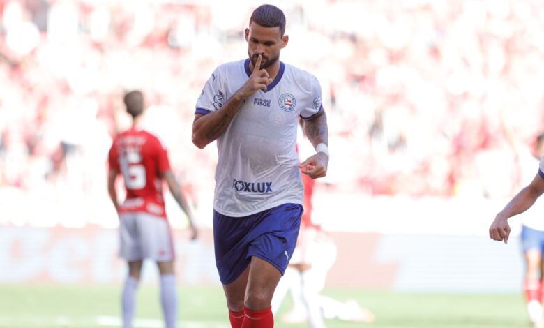 O Bahia venceu o Internacional por 1 a 0 no Beira-Rio, em Porto Alegre, neste domingo (15), pela sexta rodada do Campeonato Brasileiro Série A.nO único gol da partida foi marcado por Willian José aos 23 minutos do primeiro tempo, após boa jogada individual de Erick na área colorada.nO Internacional iniciou a partida pressionando e teve boas chances com Alexandro Bernabéi, que exigiu boa defesa do goleiro Ronaldo Strada aos 8 minutos.nnO Bahia soube aproveitar sua oportunidade e abriu o placar em uma das poucas finalizações certeiras que teve no jogo.nNa segunda etapa, o Internacional aumentou a pressão em busca do empate, mas esbarrou na boa organização defensiva do time baiano.nO Colorado teve uma chance clara de empate aos 19 minutos com Vitinho, mas Ronaldo Strada fez importante defesa.nCom o resultado, o Bahia chegou aos 11 pontos e subiu para a terceira colocação no Brasileirão, mantendo sua invencibilidade na competição.nJá o Internacional permanece na zona de rebaixamento, em 19º lugar, com apenas dois pontos conquistados em seis rodadas.nhttps://stories.cnnbrasil.com.br/esportes/atletico-mg-x-cruzeiro-teve-23-expulsoes-saiba-qual-o-recorde-mundial/